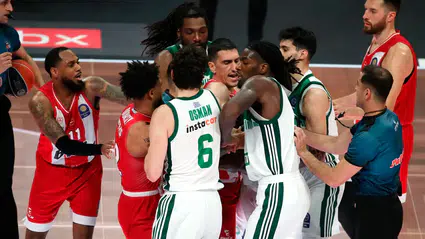 Atina'da derbi kaosu: Olympiakos galip, formalar yırtıldı