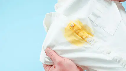 Beyaz kıyafetlerdeki sarı lekeler nasıl çıkar: 5 doğal yöntem