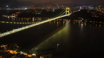 FSM Köprüsü sarıya büründü: Endometriozis farkındalığına dikkat çekildi