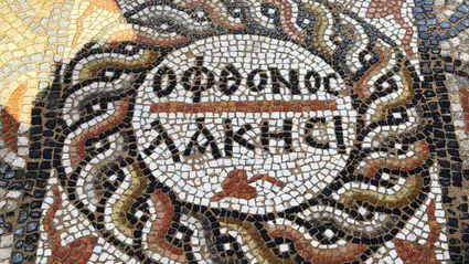 Syedra Antik Kenti’nde 1500 yıllık “kıskanan çatlasın” yazılı mozaik bulundu