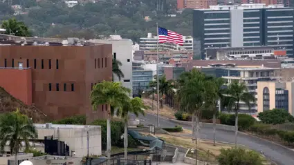 ABD bayrağı 7 yıl sonra Venezuela’da yeniden göndere çekildi