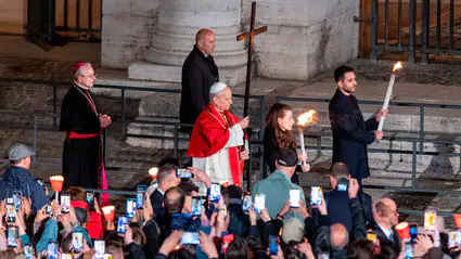 Papa 14. Leo'dan Roma'da tarihi ritüel: On yıllar sonra haçı bizzat taşıdı