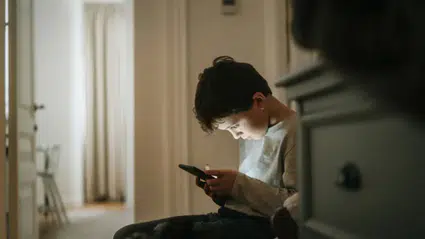 İngiltere okullarda akıllı telefon kullanımını yasaklamaya hazırlanıyor