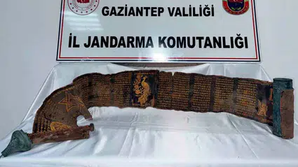Tarihi eser kaçakçılarına darbe: İbranice yazılı piton derisi ele geçirildi