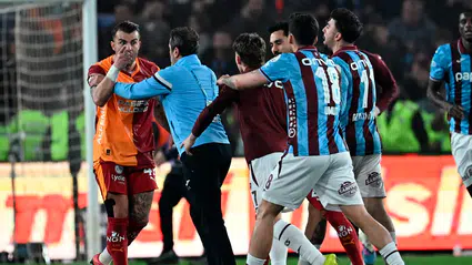 Derbi sonrası koridorlar karıştı: Saha içindeki tartışma soyunma odasına taşındı