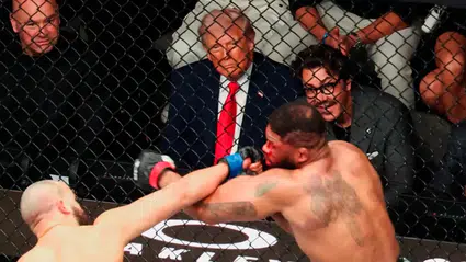 Ülkesi barış görüşmelerindeyken Trump Miami’de kafes dövüşü izledi