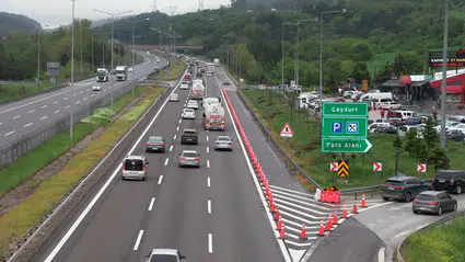 Bolu geçişinde bayram trafiği kabusu: Uzun araç kuyrukları oluştu