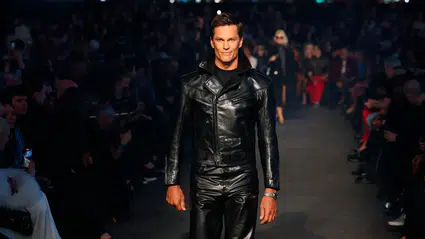 Efsanevi sporcu podyumda: Tom Brady, Gucci defilesine damga vurdu
