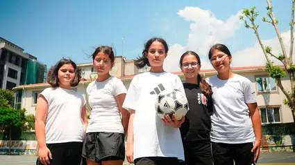 Yeşil sahada ezber bozan kızlar: Bariyerleri futbolla yıkıyorlar