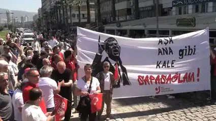 İzmir’de Özgür Özel miting çağrısı sonrası Cumhuriyet Meydanı ablukaya alındı, polis müdahale etti