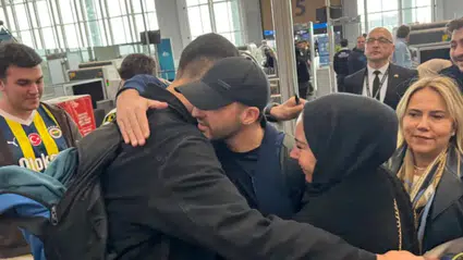 Domenico Tedesco, Fenerbahçe taraftarları tarafından çiçek ve tezahüratlarla uğurlandı