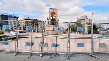 İstanbul'da Onur Yürüyüşü öncesi geniş çaplı kısıtlama: Metro hatları kapatılıyor, iki ilçede eylem yasağı