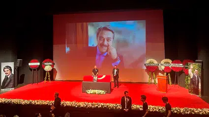 Kadir İnanır'a veda: Harbiye Muhsin Ertuğrul Sahnesi doldu taştı