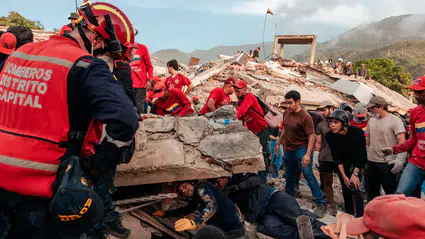 İki büyük depremle sarsılan Venezuela’da zamana karşı yarış: Uçuşlar durduruldu, yollarda kilometrelerce kuyruk var