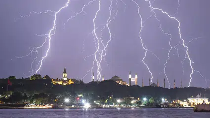 Meteoroloji saat verdi: İstanbul dahil birçok ilde kuvvetli sağanak yağış bekleniyor
