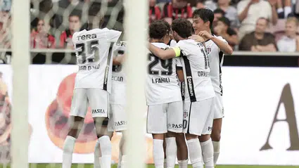 Beşiktaş, Midtjylland'ı 2-0 mağlup ederek UEFA Avrupa Ligi'nde tur atladı
