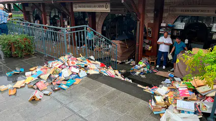 İstanbul'daki sağanak Üsküdar Sahaflar Çarşısı'nı vurdu: Yüzlerce eser sular altında kaldı