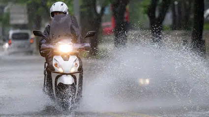 Kocaeli'de şiddetli yağış alarmı: Motokurye ve motosikletlerin trafiğe çıkışı yasaklandı