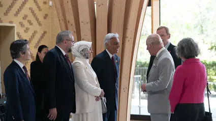 Kral 3. Charles, Cambridge Merkez Camisi'ni ziyaret etti