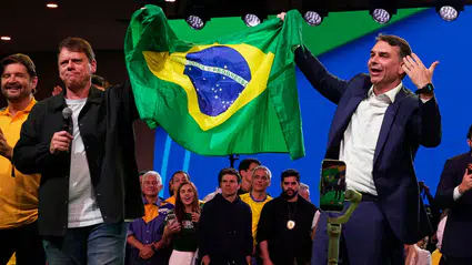 Bolsonaro'nun oğlu Flavio Bolsonaro babasının mirasıyla Lula'ya rakip oldu