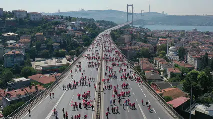 15 Temmuz Şehitler Köprüsü'nde binlerce kişi "İrade Bizim, Zafer Bizim" yürüyüşünde buluştu