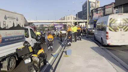Küçükçekmece'de İETT otobüsüne çarpan otomobildeki 3 kişi hayatını kaybetti