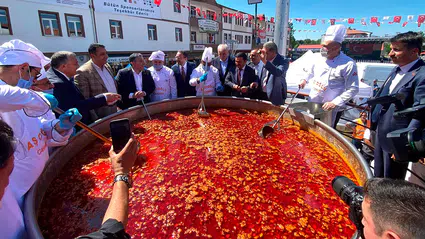Gümüşhane'de dev kazanda pişirilen 6 bin 840 litrelik kuru fasulye ile dünya rekoru kırıldı