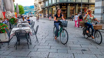 Kendisine çarpan bisiklete kızan Como Belediye Başkanı tarihi merkezde bisikleti yasakladı