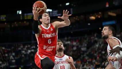 12 Dev Adam son topta yıkıldı: Hezonja'nın üçlüğü Hırvatistan'ı finale taşıdı