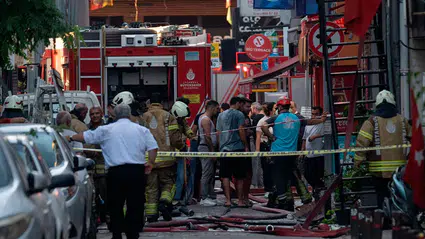 Bakırköy'de 6 katlı otelde yangın paniği: 12 kişi yaralandı, mahsur kalanlar kurtarıldı