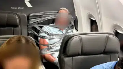 ABD'de uçakta dehşet anları: Taşkınlık çıkaran yolcuyu koli bandıyla koltuğa sabitlediler