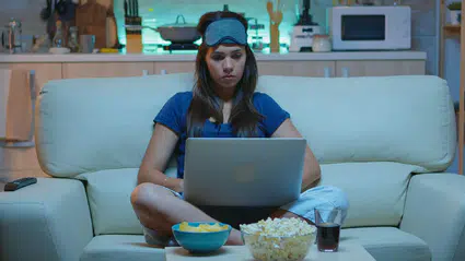 Yalnız hissedenler için tehlike: Peş peşe izleme bağımlılığı