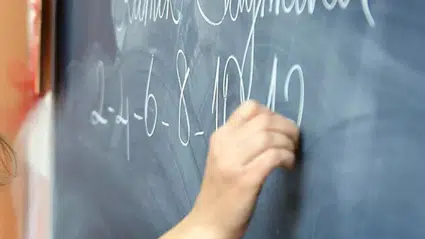 İzmir Bornova’da öğretmen skandalı: Kız öğrencileri evine mi götürdü?