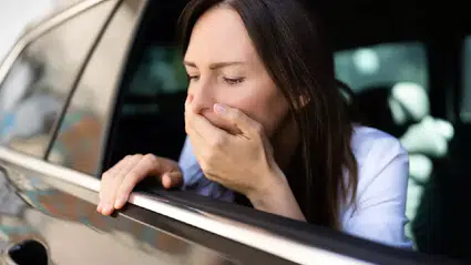 Arka koltukta telefona bakarken neden midemiz bulanır? İşte bu şekilde önleyebilirsiniz