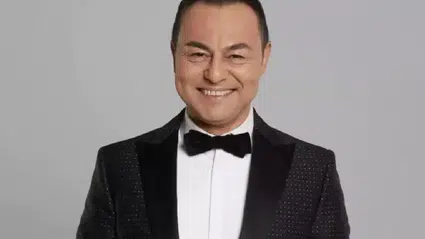 Ünlü şarkıcı Serdar Ortaç konser sırasında yere düştü