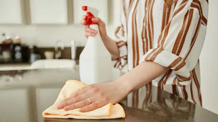 Evdeki ağır kokulardan kurtulmanın doğal yöntemi: Beyaz sirkenin gücü