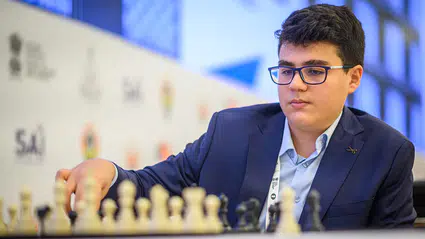 Türk satrancının 'altın çocuğu' Yağız Kaan Erdoğmuş, Nguyen’i de devirerek zirveye bir adım daha yaklaştı