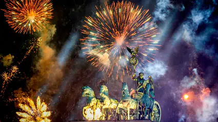 Almanya'daki yılbaşı kutlamalarında kendi yaptıkları havai fişeklerden ölenler, yaralananlar oldu