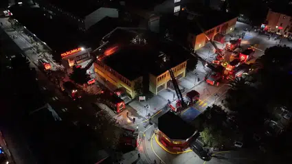 Kartal'da korkutan hastane yangını: Çatı alevlere teslim oldu