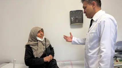 74 yaşındaki hastanın karnından dev kitle çıktı: 30 santimlik tümör temizlendi