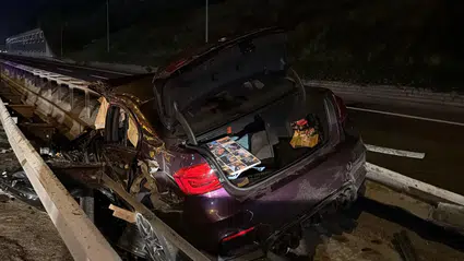 TEM Otoyolu'nda gece yarısı dehşeti: Bariyerlere saplanan otomobilin sürücüsü kurtarılamadı