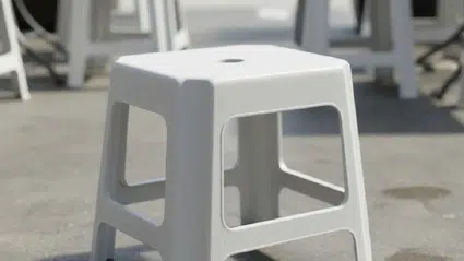 Plastik sandalyelerin ortasındaki delik neden var? Meğer sebebi buymuş