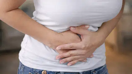 “Çikolata kisti” diye girdi, ölümden döndü: Ameliyatta bağırsağı delindiğini iddia etti