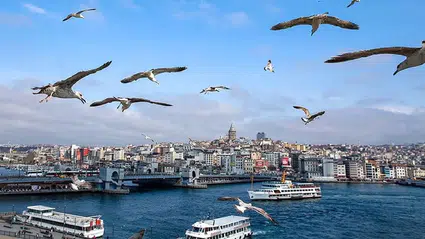 İstanbul’da bahar havası sahilleri doldurdu: Karaköy’de güneş keyfi, Menekşe’de kış ortasında deniz