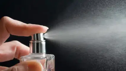 Parfüm sıkmak orucu bozar mı? Kokular oruca zarar verir mi? Diyanet ne diyor?