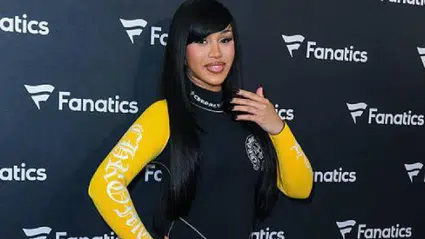 Cardi B, twerk yaparken üzerine robot devrildi