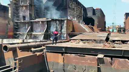 Aliağa'da korkutan yangın: Gemi söküm tesisinde alevler yükseldi