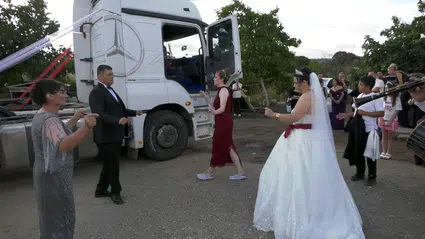 Klasik otomobillerden vazgeçti, devasa TIR’ıyla düğün konvoyunun öncüsü oldu: Aşk yolculuğu böyle başladı