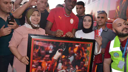 Osimhen Erzurum'da taraftarın 135 bin boncuklu hediyesiyle karşılaştı
