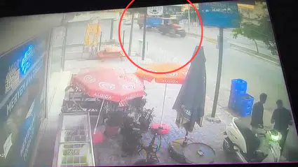 Adana'da kopan römork kaldırımdakileri biçti: 2 yaralı, o anlar kamerada